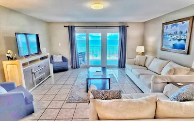 Coastal Comfort | Walk to Beach! | Family / Couple