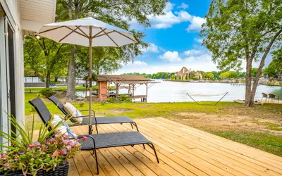 Lakefront Hot Springs Getaway on Lake Hamilton - "The Beehive"