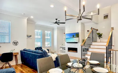 Rooftop Views • Chef’s Kitchen • Walk to Downtown