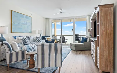 Modern Gulf Front Condo, Endless Views, Pool, Hot Tub, Snowbird Friendly