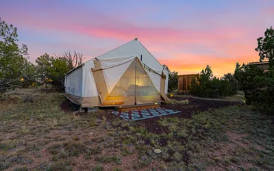 Unplug & Recharge: Cozy Off-Grid Glamping