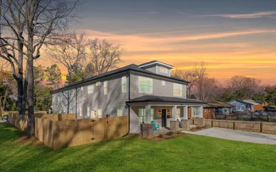 Bancroft Bungalow - Hot Tub - Uptown Retreat