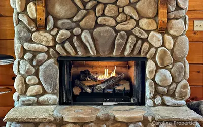 The Enchanted -Fire Pit, Private, Lovely Log Home!