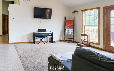 5 bed Mountain View Retreat on 8 Acres Near Town