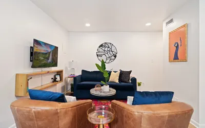 The Vanderbilt House - Sleeps 5, Pet-Friendly, Walk to Belmont & Vanderbilt
