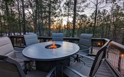 Elevated Deck Sunsets, fire pit, quiet, tall pines