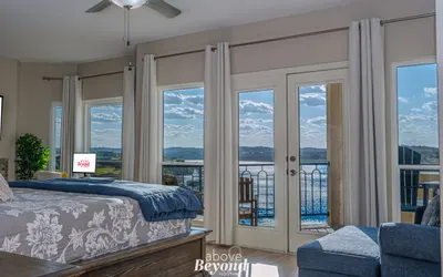 Spacious 3BR Lakefront Sunset Condo w/ Restaurant