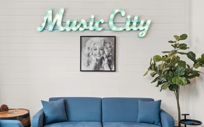 Dolly's Escape: 3-Bedroom Luxury Townhome with Garage, EV Charger + Dog-Friendly