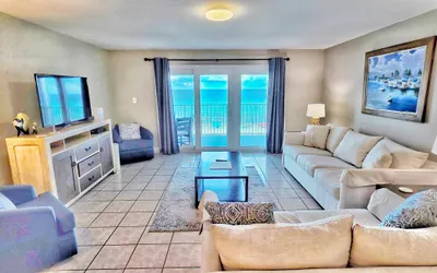 Coastal Comfort | Walk to Beach! | Family / Couple