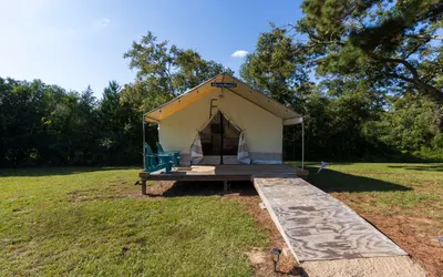 Peaceful Nature Escape near Sam Houston Park