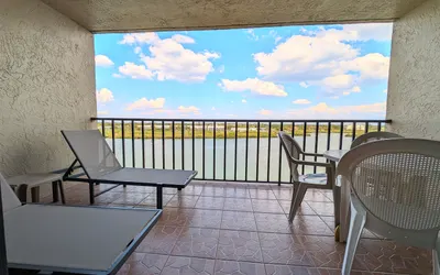 Waterfront Condo, Elevator, Sleeps 4 - 5th Floor! Beach!