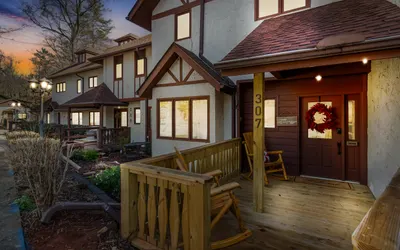Luxury townhome | Modern | Walk to DT | Game Room