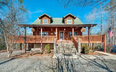 Outlander Cabin - Hot Tub, Lake and River Access!