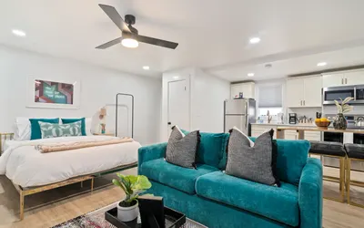 The Belmont Flat: Queen Bed, Smart TV, Pet-Friendly Retreat with Parking!