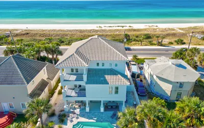 Beachfront Beauty! Sleeps 19 - Private Pool - Multiple King Bedrooms