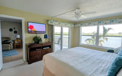 Waterfnt 2BR, Elevator, Palm Trees Ocean Breeze!