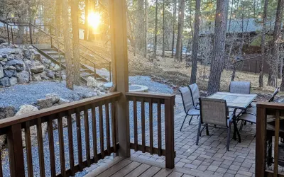 2 Covered decks, patio dining, quiet, tall pines