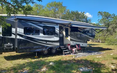 Private Luxury RV Getaway | Full Bath + Kitchen + Heating