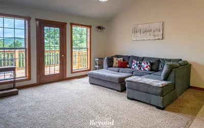 5 bed Mountain View Retreat on 8 Acres Near Town