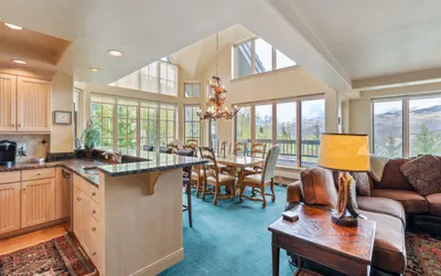 Scenic Penthouse Condo for 10, Ski In at Pines Lodge!