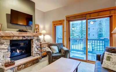 Studio Condo next to slopes! Sleeps 4. Kids ski free!