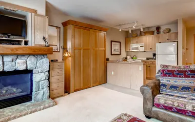 Walk To The Slopes! Full kitchen Sleeps 4