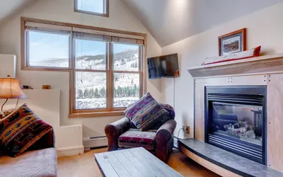 Studio condo w/full kitchen Walk to the slopes Kids Ski Free