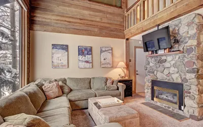 Beautiful Dog Friendly Ski Chalet A Minute to SuperBee Lift - AN203