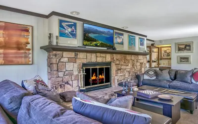 5 mins to Ski Resort! Warm & Cozy Squaw Valley Condo