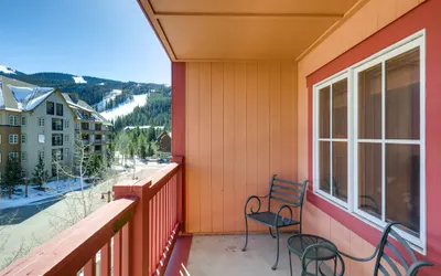 Village Condo, Walk to Slopes, heated pool access