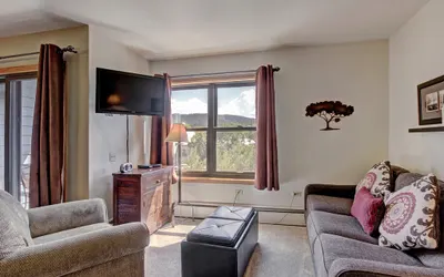 Bright Scenic Studio Walk to Ski and Apres-Ski - Sleeps 4