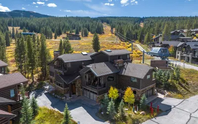 Beautiful Executive Ski-In Ski-Out Rooftop Hot tub - LR962