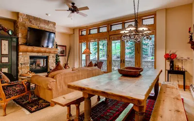 Luxury 3Br Ski In-Out Condo/Firepit, pool, sauna