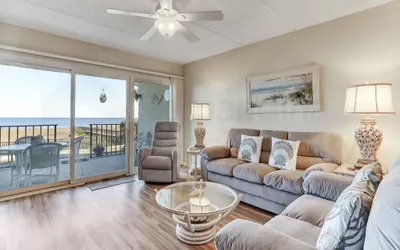 Atlantic Ocean View Condo, Easy Access to the Pool and Beach