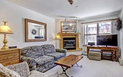 Relaxed Studio Seconds to Historic Main Street - Sleeps 4