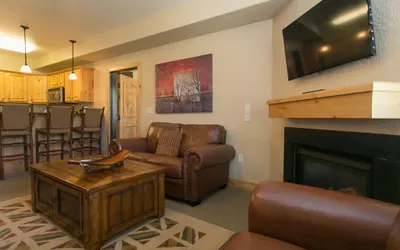 Massive Condo with Views and Rustic Furnishings Save 20% on 7+ Nights!