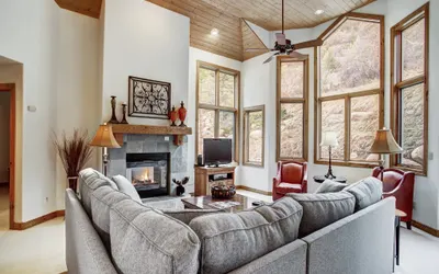 4BR/4BA Private Rustic Home in Arrowhead - Quick Shuttle to the Lift!