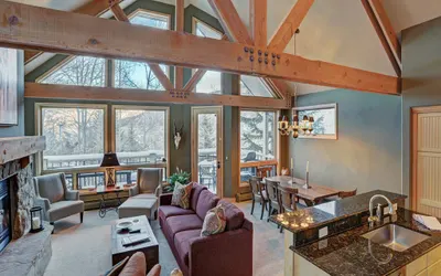 Mountain Luxury Townhome-Ski in/out & Wood Burning Fireplace