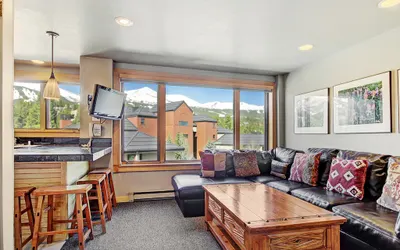 Downtown Studio w/ Sunny Alpine Views- Sleeps 4!