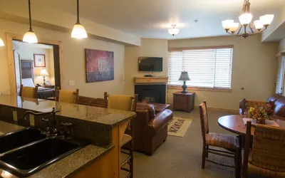 Enormous Condo with Stunning Mountain Views Save 20% on 7+ Nights!