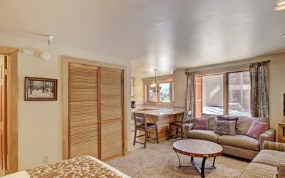 Stay Slopeside at Peak 9, Cozy Studio Steps to Apres& Dining