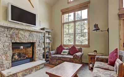 Soaring Ceilings + Mins to Gondola/Apres-Ski - 2Br Sleeps 6