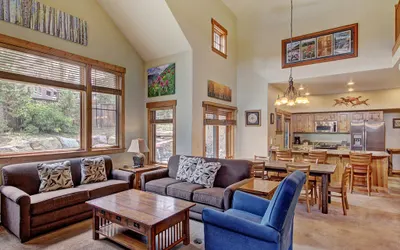 Cosmopolitan Decor + Spacious 3Br in Downtown Breck Sleeps 8