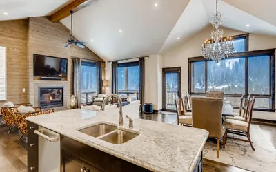 New Luxury 3Bdr townhome with Stunning Décor, Mountain Views