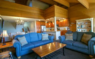 Bridges Townhome 7 Gorgeous Mountain Views, Private Jacuzzi, Steps to Eagle Lodge