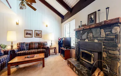 Discovery 4 104 Pet-Friendly Rustic Mountain Cabin, Close to Canyon Lodge