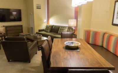 Updated Studio w Full Kitchen Spacious Living Room Save 20% on 7+ Nights!