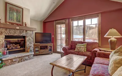 Bright + Scenic 2Br - 7ppl Steps to Ski Lifts + Main Street