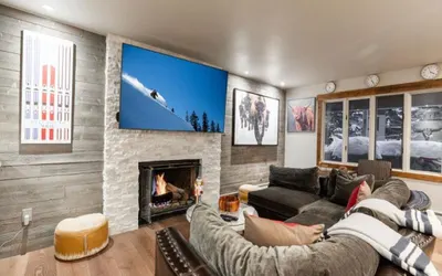 Condo with Free WiFi & Uncovered Parking Close to Riva Bahn and Gold Peak