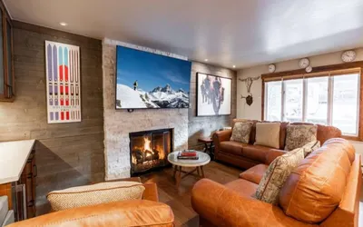 Condo with Free WiFi & Uncovered Parking Close to Riva Bahn and Gold Peak